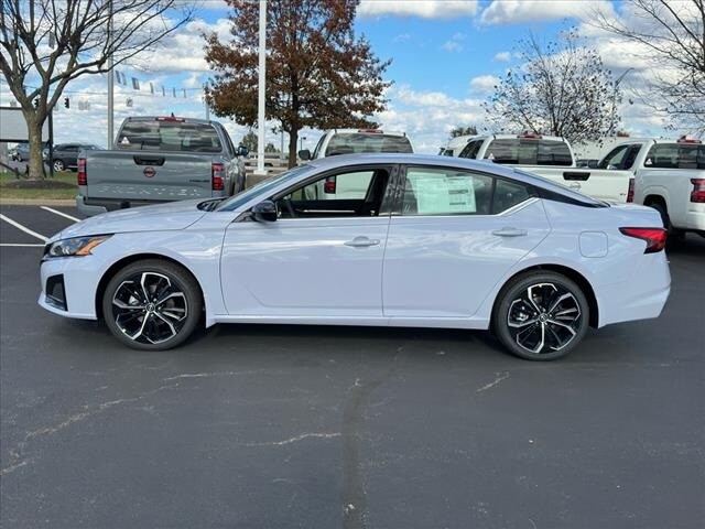 2025 Nissan Altima SR photo 2