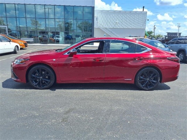 2022 Lexus ES 300h F SPORT photo 2