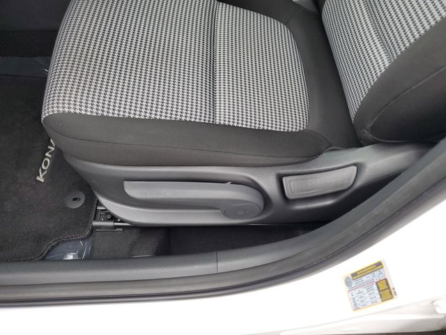 2023 Hyundai Kona SE - Photo 18