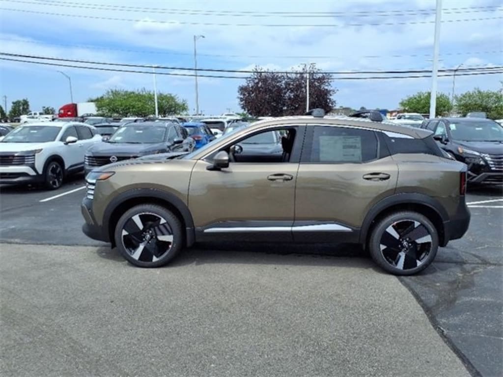 New 2025 Nissan Kicks SR SUV