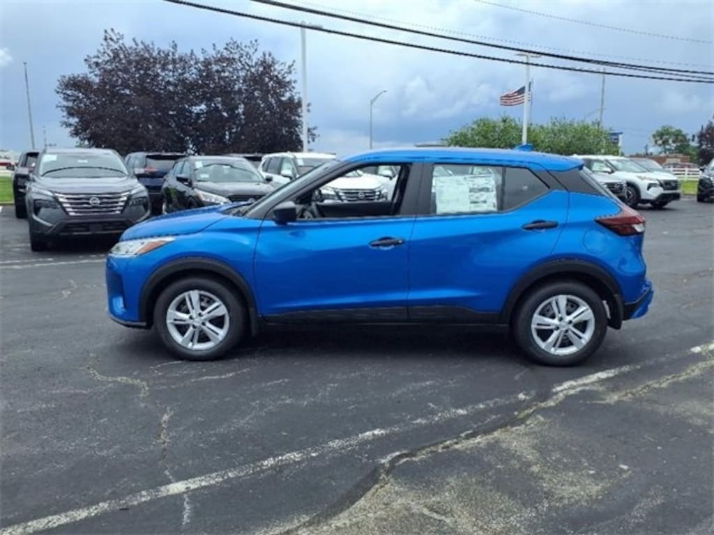 New 2025 Nissan Kicks Play Play SUV
