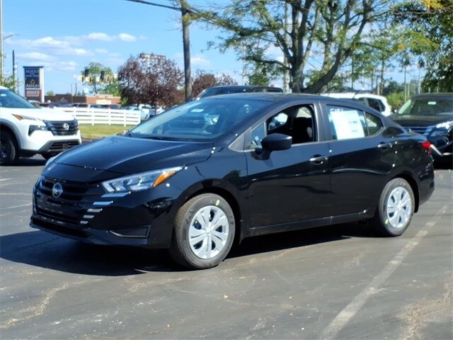 2025 Nissan Versa 1.6 S photo 2