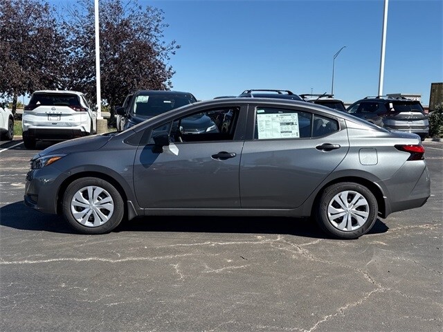 2025 Nissan Versa 1.6 S photo 3
