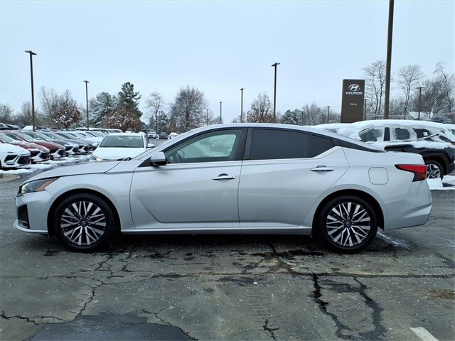 2023 Nissan Altima 2.5 SV photo 3