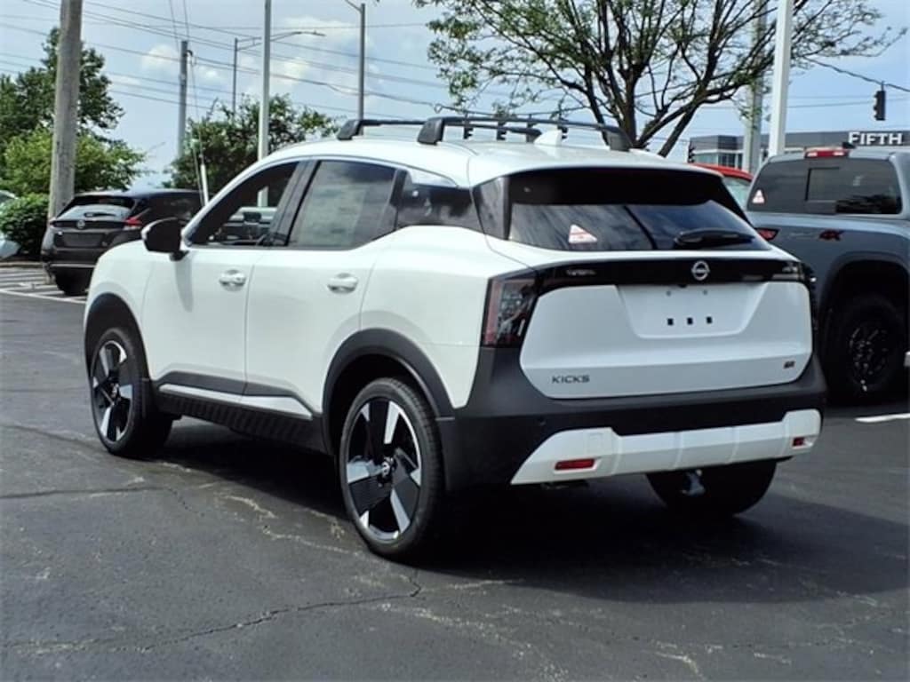New 2025 Nissan Kicks SR SUV