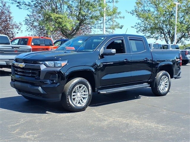 2024 Chevrolet Colorado LT photo 2