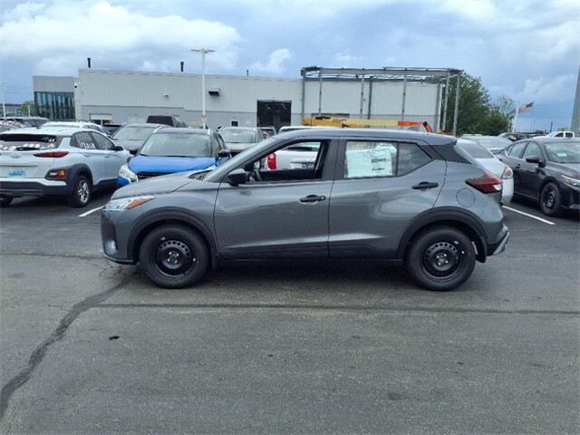 2025 Nissan Kicks Play S photo 2