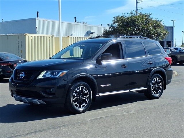 2020 Nissan Pathfinder SL photo 2