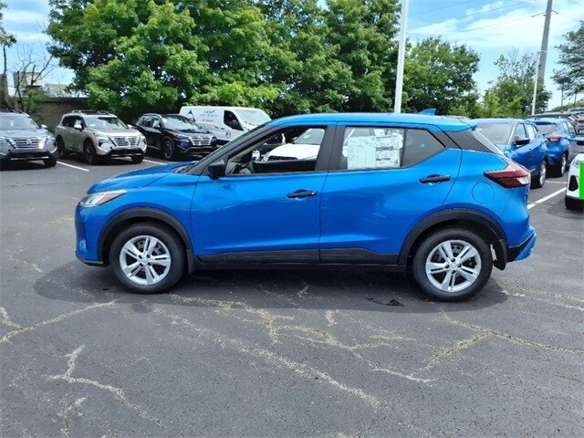 2025 Nissan Kicks Play S photo 2