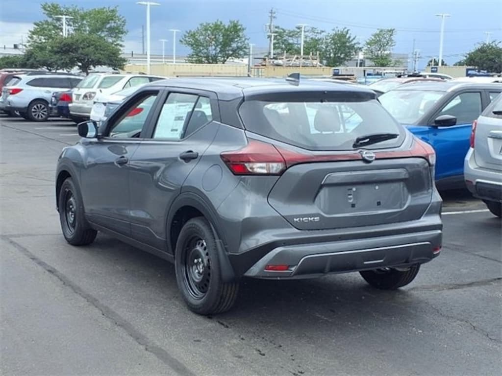 New 2025 Nissan Kicks Play Play SUV