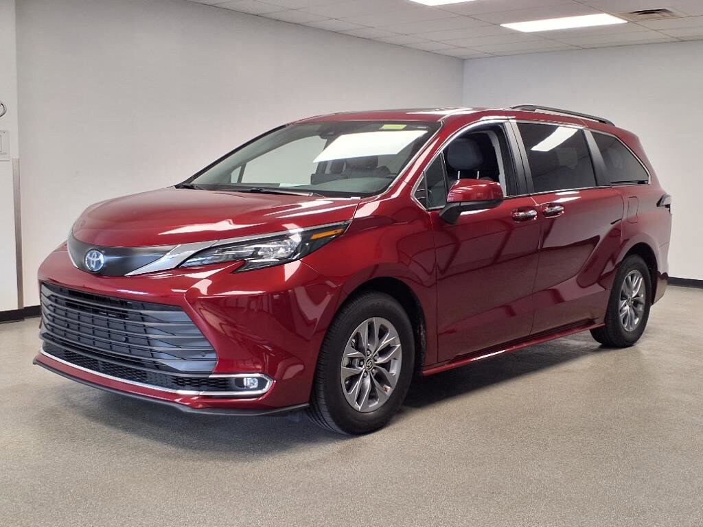 2024 Toyota Sienna XLE photo 2