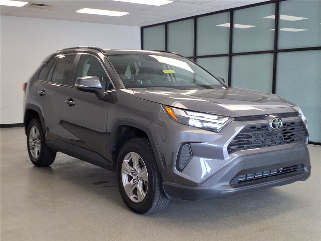 2022 Toyota RAV4 XLE photo 3