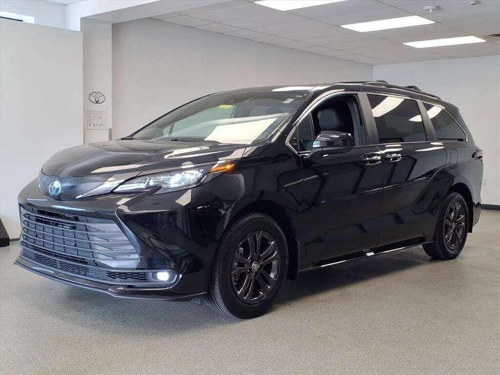 2024 Toyota Sienna Woodland Edition photo 2