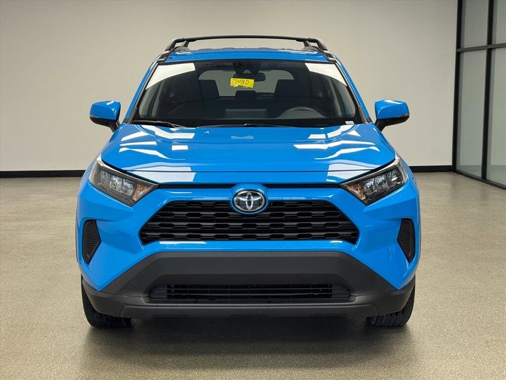 2019 Toyota RAV4 LE photo 3