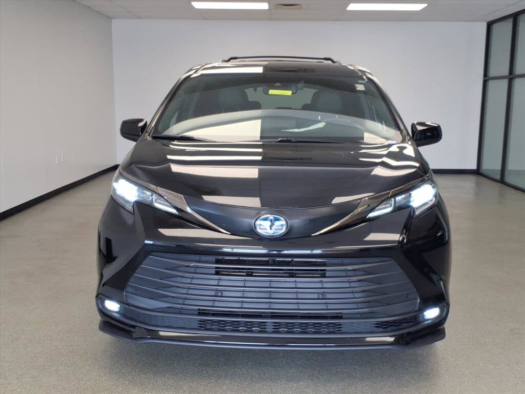 2024 Toyota Sienna Woodland Edition photo 2