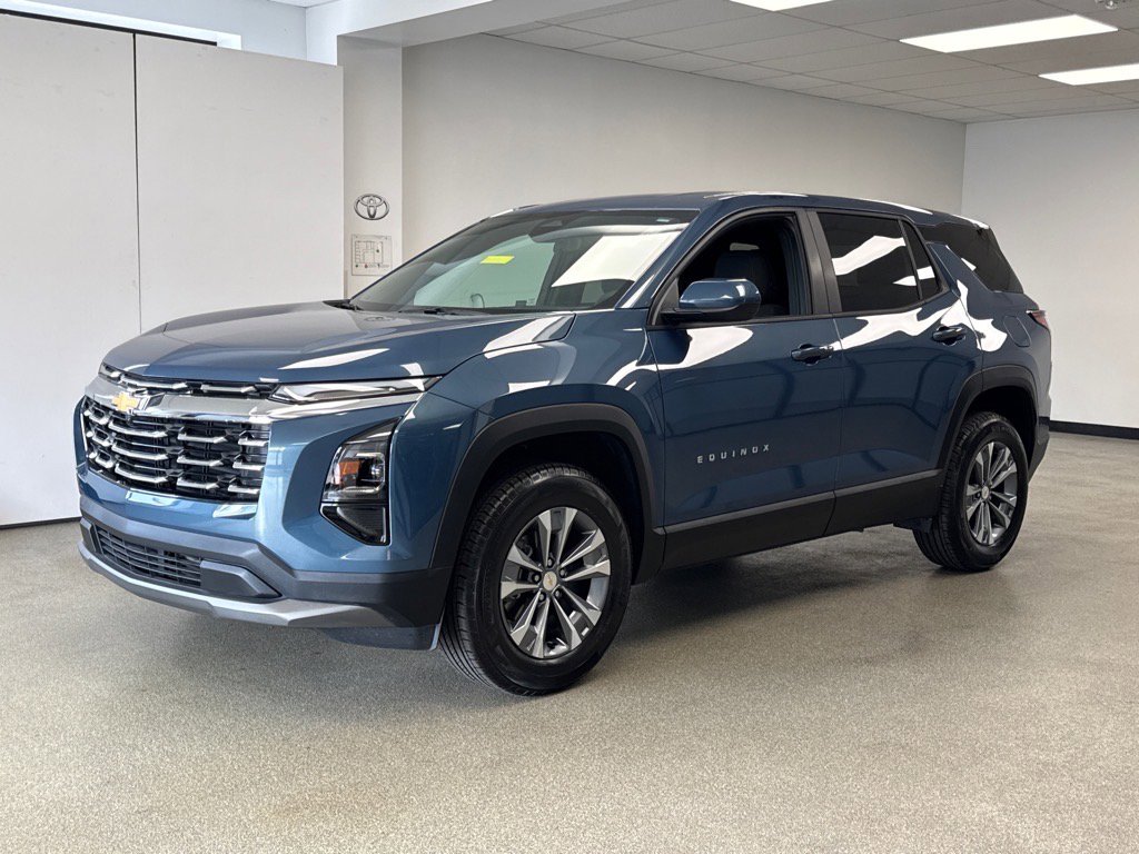 2025 Chevrolet Equinox LT photo 2