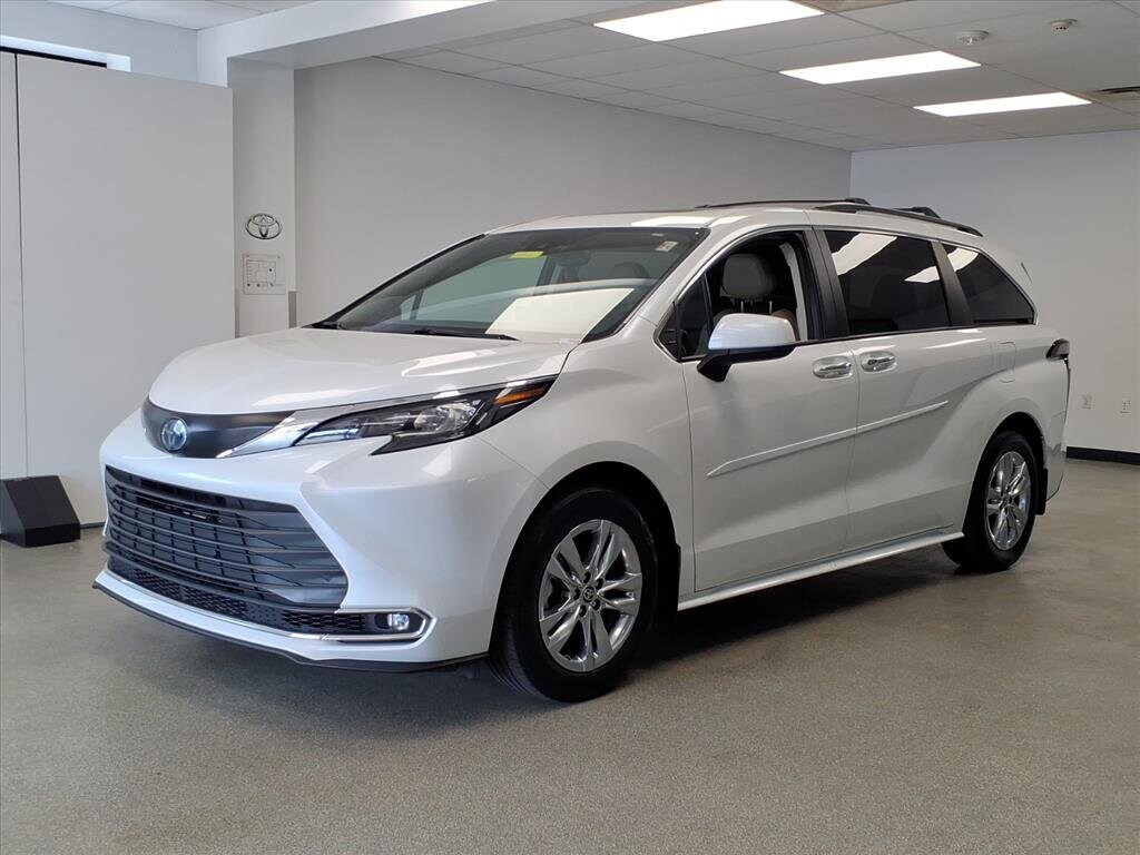 2024 Toyota Sienna XLE photo 2
