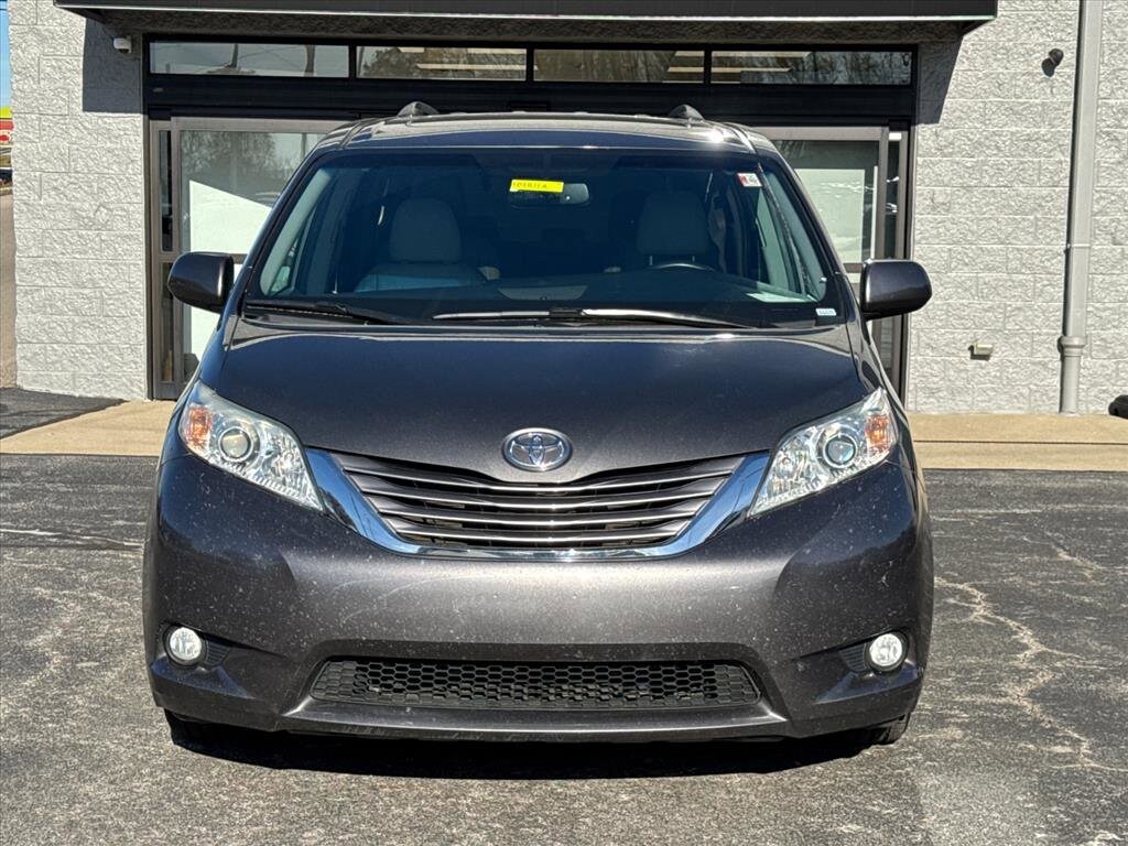 2017 Toyota Sienna XLE Premium photo 3