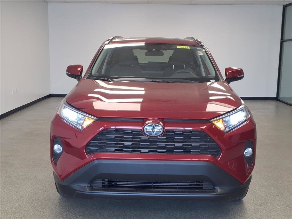 2021 Toyota RAV4 XLE photo 2