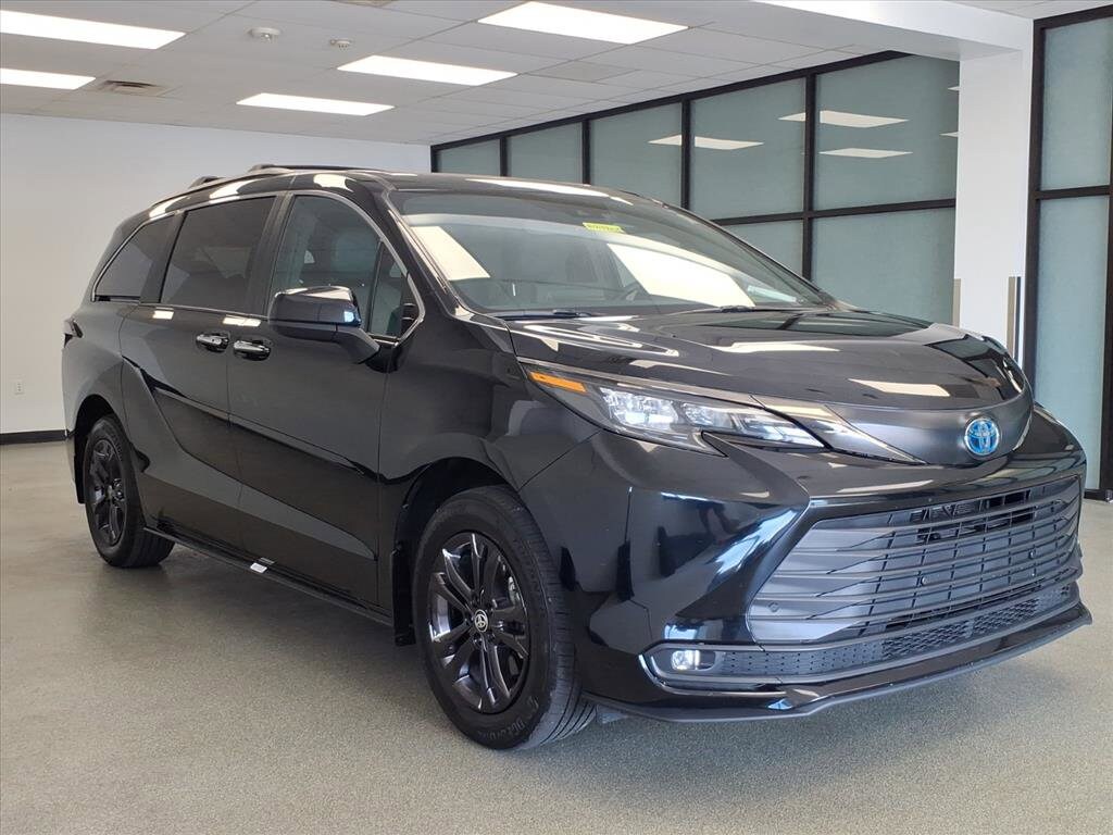 2024 Toyota Sienna Woodland Edition photo 3