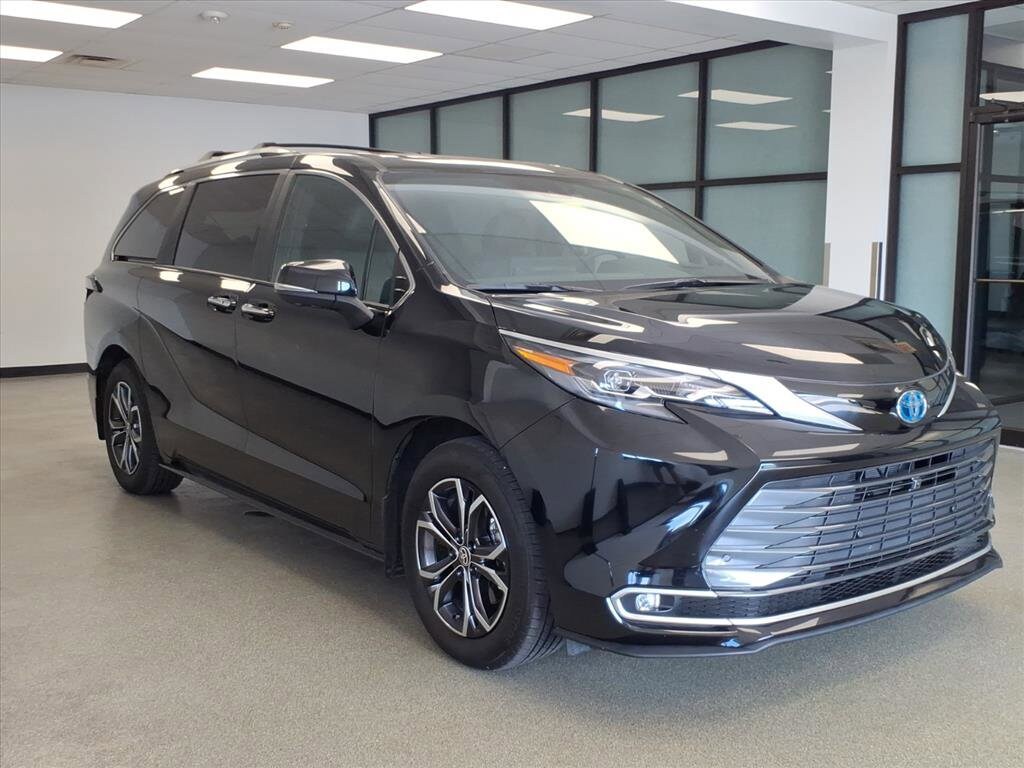 2025 Toyota Sienna Platinum photo 2