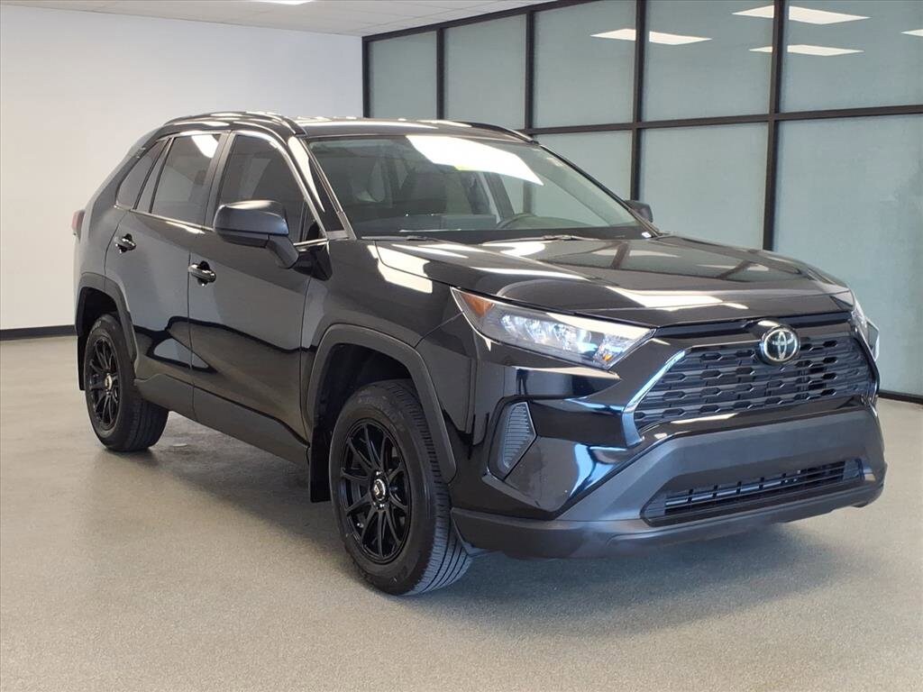 2021 Toyota RAV4 LE photo 4