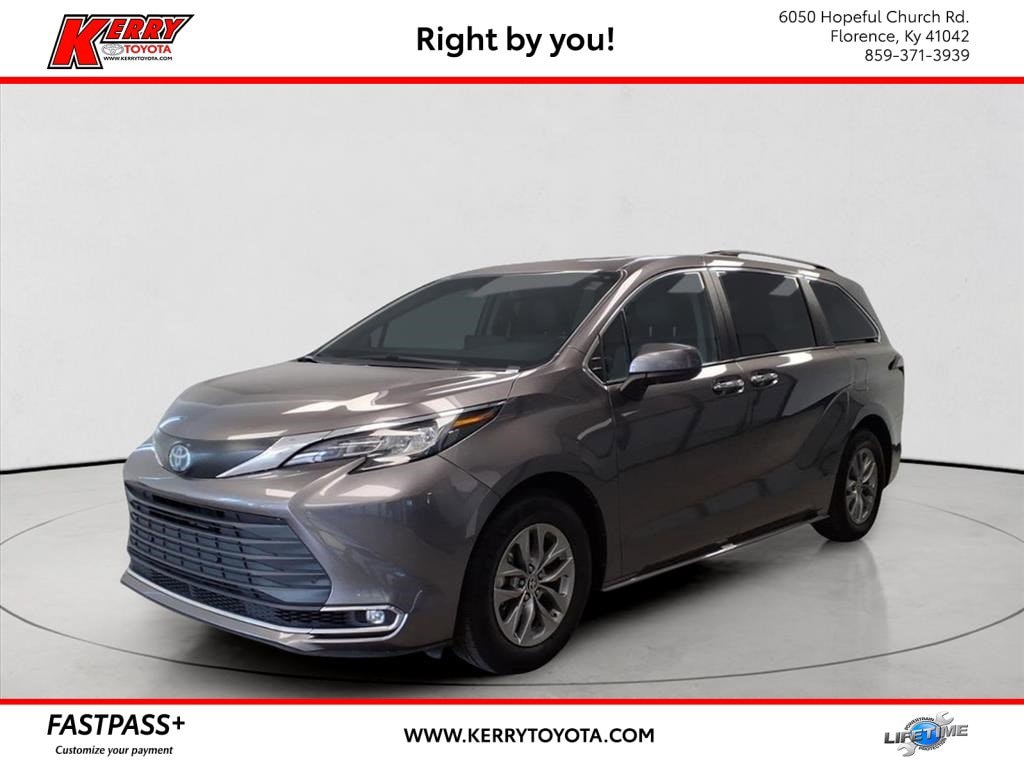 2023 Toyota Sienna XLE's photo