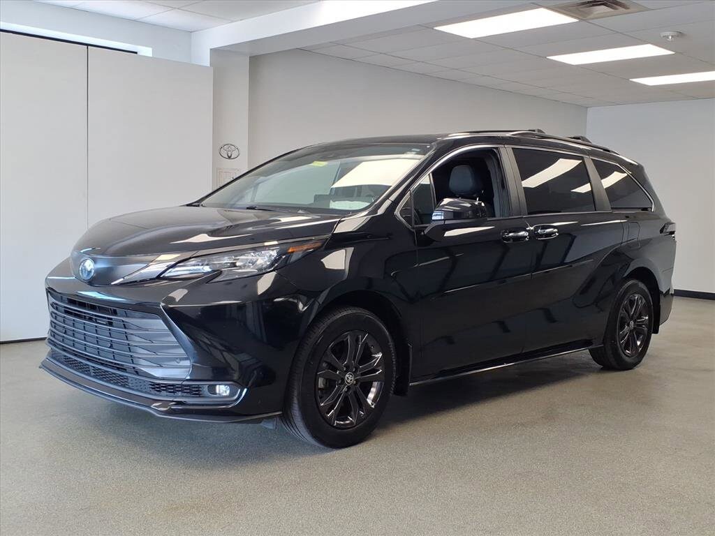 2024 Toyota Sienna Woodland Edition photo 2