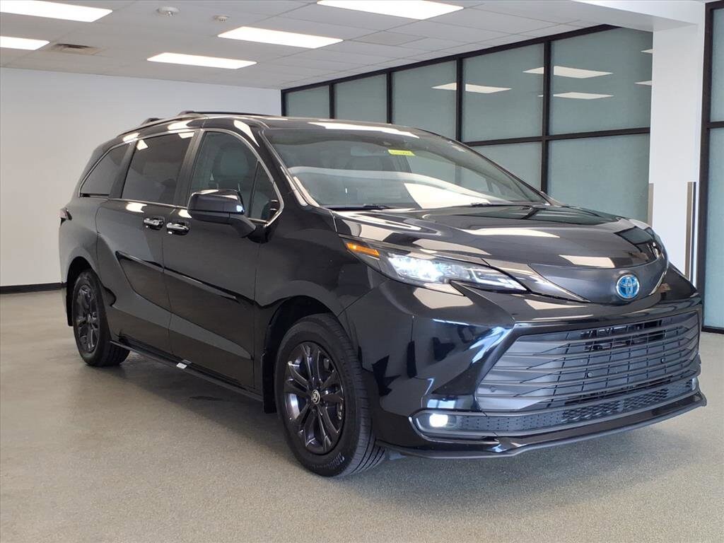 2024 Toyota Sienna Woodland Edition photo 3