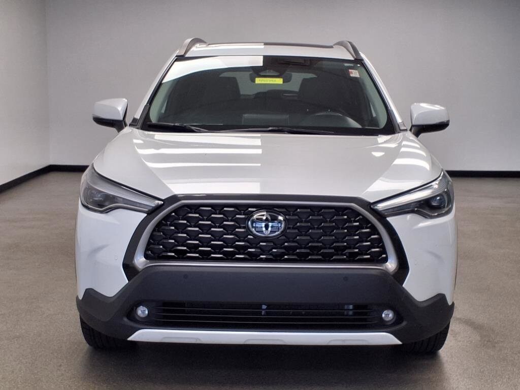 2023 Toyota Corolla Cross XLE photo 3