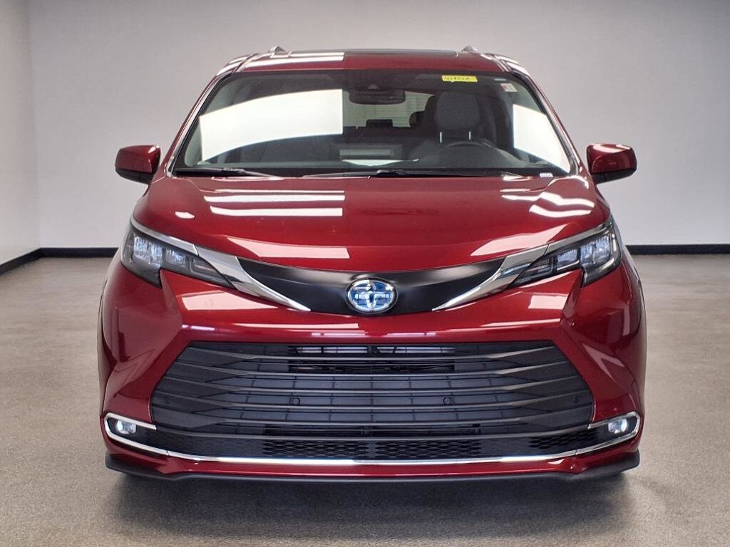 2024 Toyota Sienna XLE photo 3