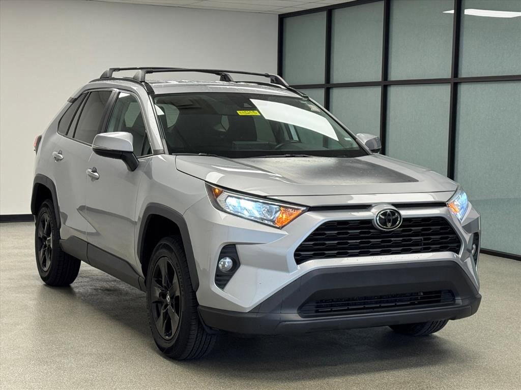 2021 Toyota RAV4 XLE photo 3