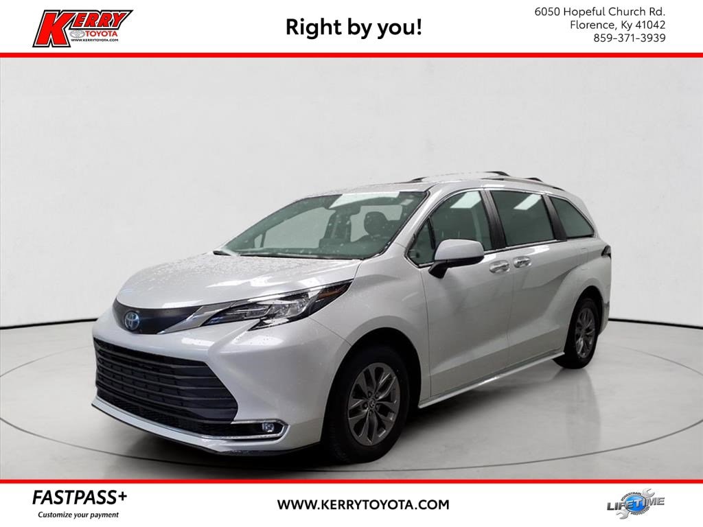 2023 Toyota Sienna XLE's photo