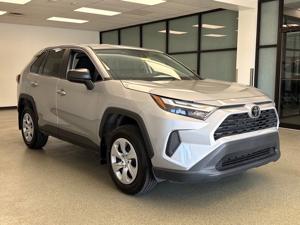 2024 Toyota RAV4 LE photo 3