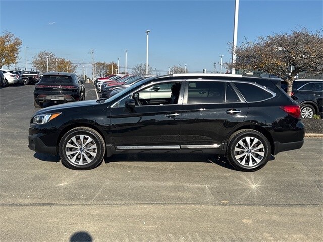 2017 Subaru Outback 3.6R Touring photo 2