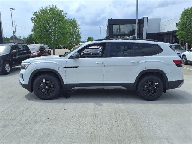 2025 Volkswagen Atlas Peak Edition SE photo 2