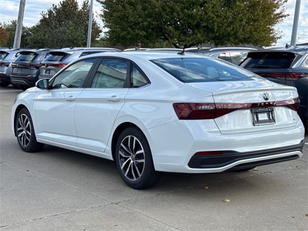 New 2025 Volkswagen Jetta 1.5T SE Sedan