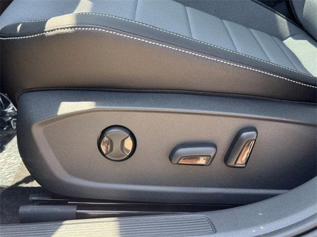 2025 Volkswagen Jetta SE - Photo 9