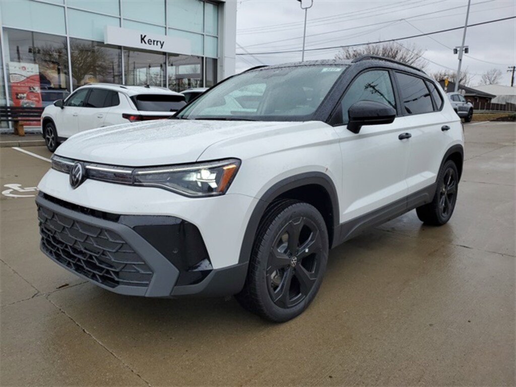 New 2026 Volkswagen Taos 1.5T SE Black SUV