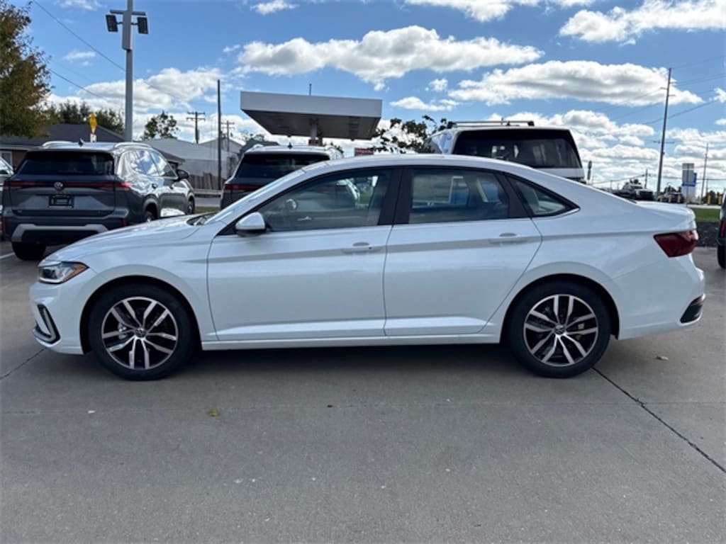 New 2025 Volkswagen Jetta 1.5T SE Sedan