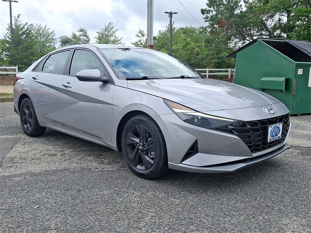 2022 Hyundai Elantra SEL photo 3