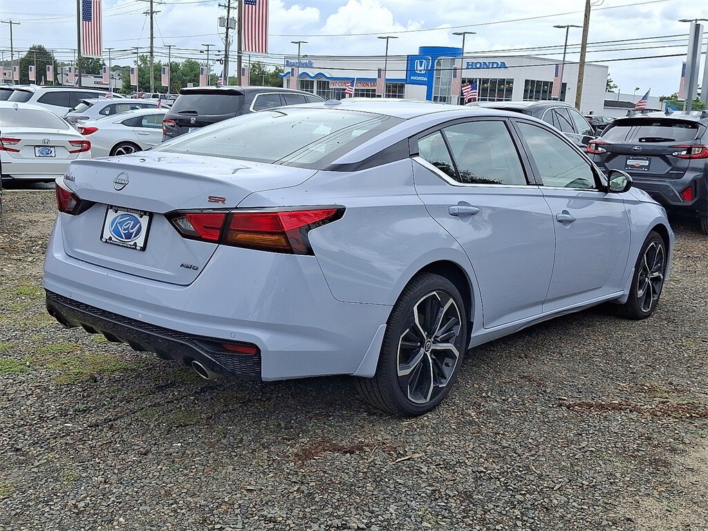 2024 Nissan Altima 2.5 SR photo 3