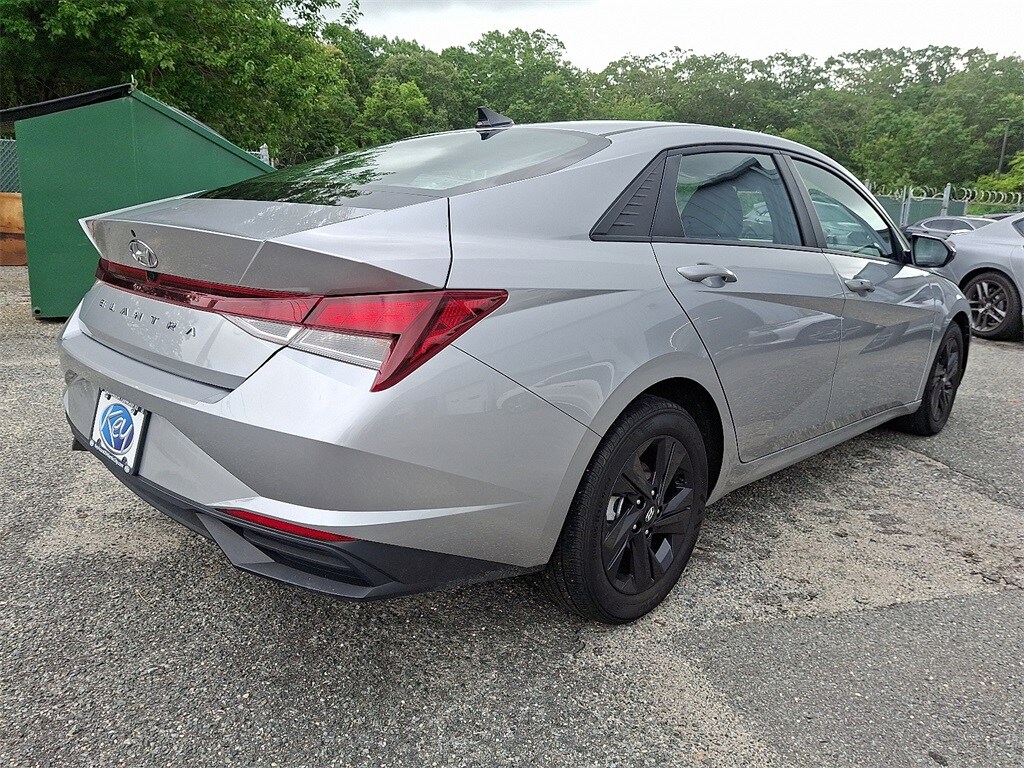 2022 Hyundai Elantra SEL photo 4