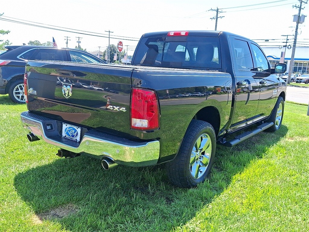 2017 Ram 1500 SLT photo 4