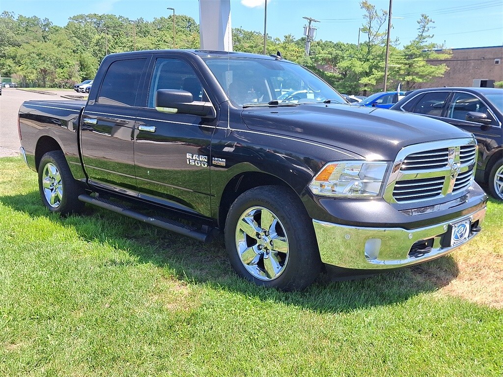 2017 Ram 1500 SLT photo 3