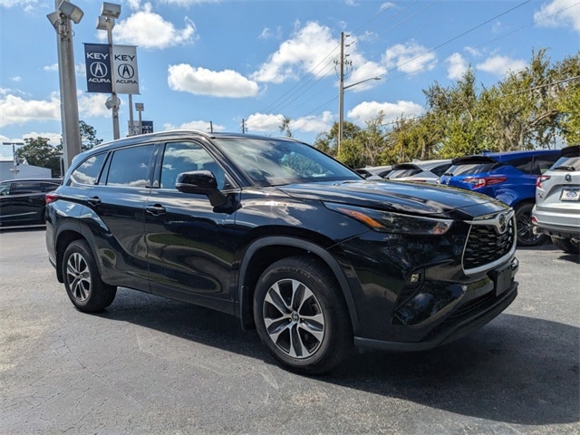 Used 2022 Toyota Highlander XLE with VIN 5TDGZRBH7NS209834 for sale in Gainesville, FL