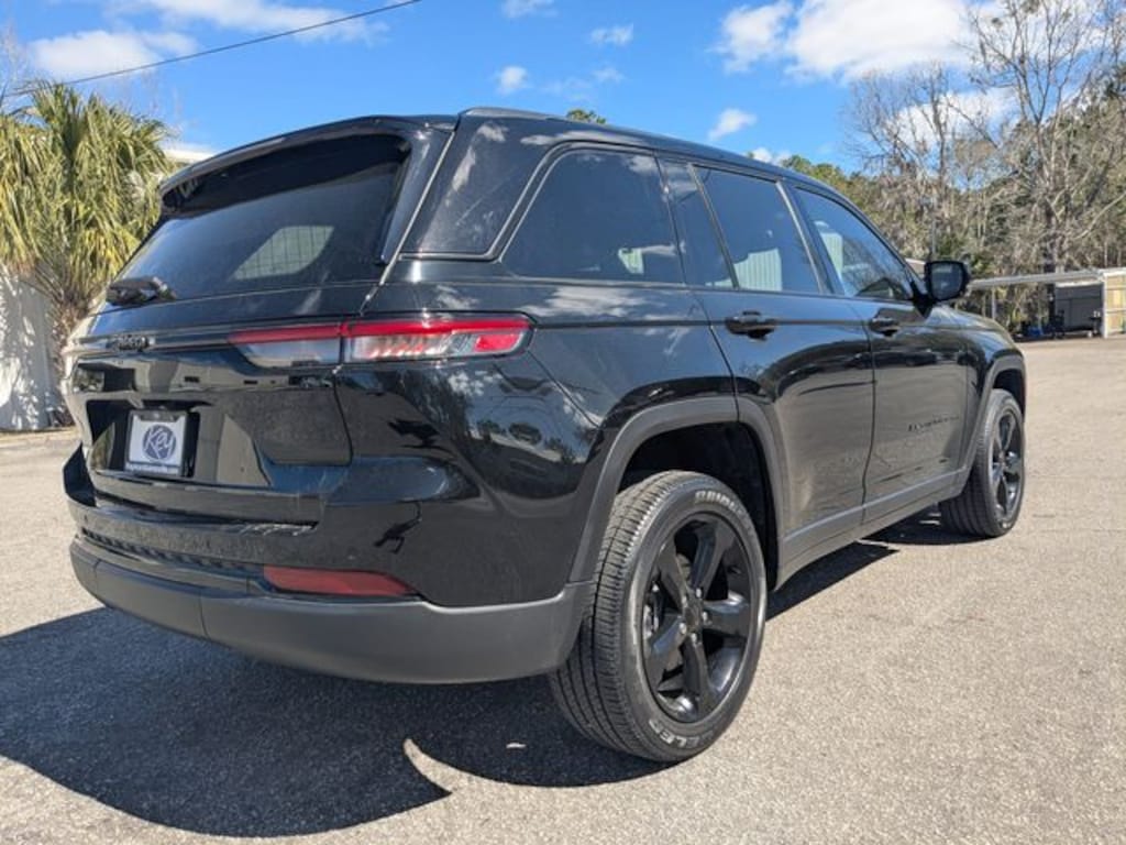 Used 2023 Jeep Grand Cherokee Laredo SUV