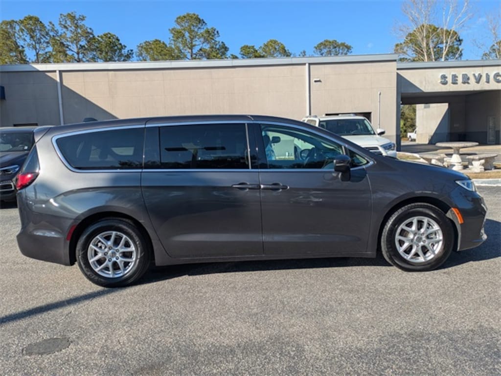 Used 2023 Chrysler Pacifica Touring L Van Passenger Van