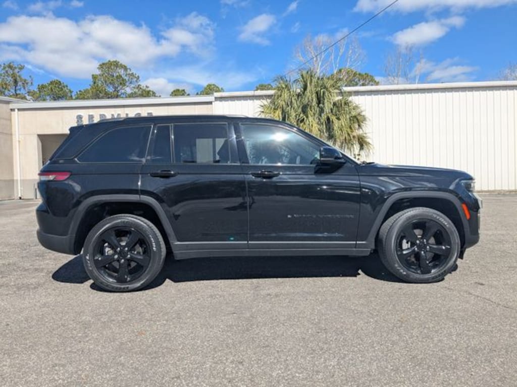 Used 2023 Jeep Grand Cherokee Laredo SUV
