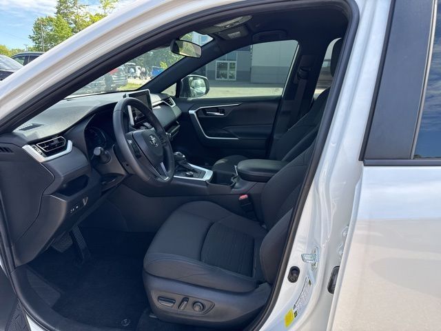 2024 Toyota RAV4 SE - Photo 10